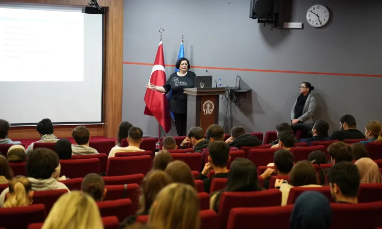 Uloga organizacijske strukture i dizajna u razvoju efektivnog menadžerskog liderstva: uvid iz perspektive prakse